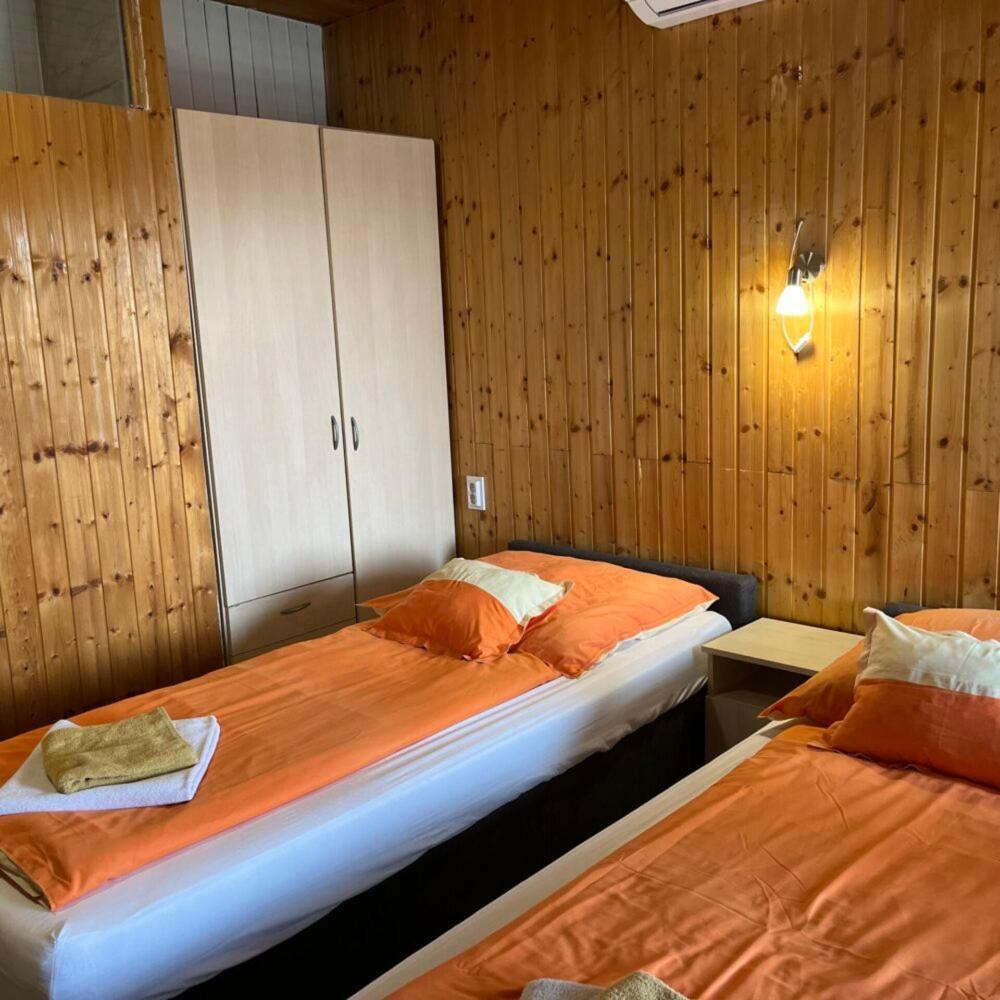 Lenzl'S Panzio Bed and Breakfast Szigetvár Buitenkant foto