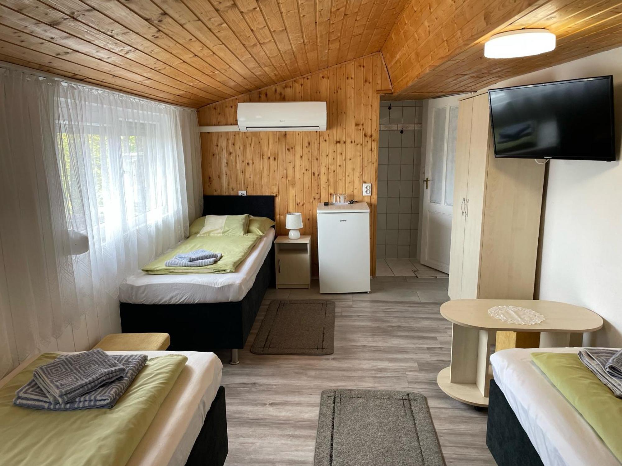 Lenzl'S Panzio Bed and Breakfast Szigetvár Buitenkant foto