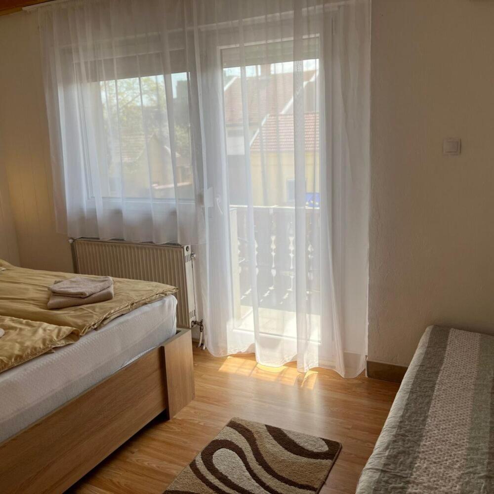 Lenzl'S Panzio Bed and Breakfast Szigetvár Buitenkant foto