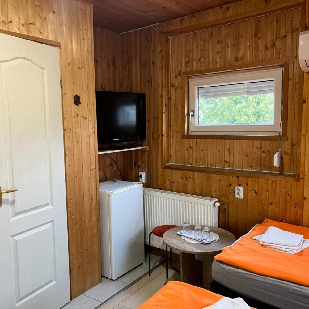Lenzl'S Panzio Bed and Breakfast Szigetvár Buitenkant foto