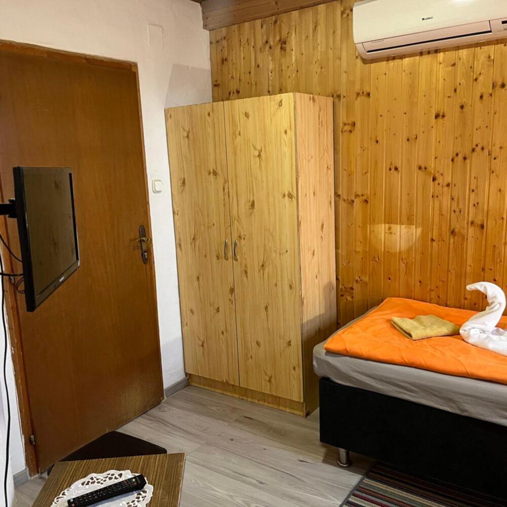 Lenzl'S Panzio Bed and Breakfast Szigetvár Buitenkant foto